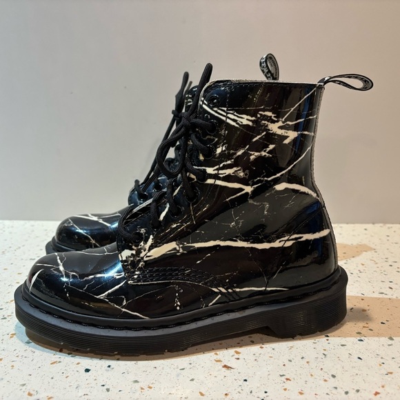 New Dr Martens 1460 PASCAL MARBLE‎ Patent Boots - Picture 4 of 9